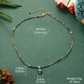 Collana di perline con ciondolo a fungo verde acqua e dettagli dorati su fondo verde - Collana di Perline Fungo Blu