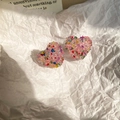 Gros plan de boucles d'oreilles cœur roses avec cristaux colorés micro-incrustés - Clous d'oreilles en argent sterling 925 - Cœur - Coloré