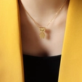 Collana dorata con ciondolo a forma di orsetto e zirconi indossata da una modella - 40+5cm / Oro