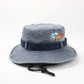 Détail de train brodé sur chapeau en coton avec œillets d'aération et cordon - L (58-60cm) / Train de Dessin Animé-Bleu Marine
