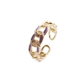 Détail macro d'une bague chaîne dorée avec émail violet et incrustation de zircone - Ouvert Réglable / Violet