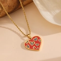 Collar de cadena dorada con colgante de corazón rojo y pedrería azul en fondo beige - Collar de diamantes de imitación de concha de corazón rojo (K407)