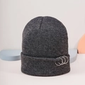 Bonnet en tricot gris foncé avec trois anneaux argentés sur un fond minimaliste - Taille unique / Gris Chiné Foncé