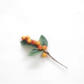Künstlicher orangefarbener Beerenzweig mit Früchten mit Farbverlauf und grünen Blättern - Gelb und Rot Farbverlauf 8 Beeren