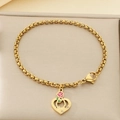 Détail d'un bracelet doré avec pendentif cœur Mom et décoration de petite rose rose - Coeur Strass Rose Mom (KB203664-Z)