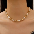 Collier ras du cou en perles baroques irrégulières et pièces métalliques dorées sur mannequin - Style Or Clair (A-915)