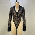Detail van transparante zwarte bloemenkant bodysuit met V-hals en brede zwarte manchetten - S / Zwarte Top