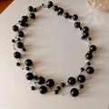 Collier trois couches avec perles noires brillantes et fine chaîne argentée - Collier-Argent-Noir-Perle