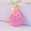 Portachiavi con conchiglia in smalto rosa, strass e perla con gancio in metallo oro - Rosa