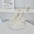 Dettaglio della borsa tote bianco crema con decorazioni di petali di rose in 3D - Bianco Crema