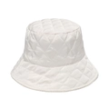 Détail du chapeau bob matelassé blanc avec motifs de losanges et bordure polaire - Beige