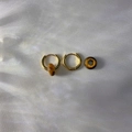 Dettaglio di orecchini a cerchio dorati con perle in pietra naturale occhio di tigre - 2.5*10mm / Bracciale in pietra occhio di tigre