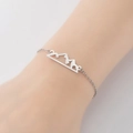 Pulsera minimalista de acero inoxidable con colgante de montaña en la muñeca de mujer - Color acero