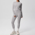 Détail de l'ensemble de yoga gris clair avec ourlet en V et legging de sport à taille haute - Gris Givré