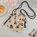 Détail d'un sac à fleurs en peluche avec étiquette arc-en-ciel et bandoulière tissée - Petite Fleur en Peluche (4112) / Beige