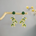 Primer plano detallado de pendientes de hoja de bambú con esmalte verde y cristales - Pendientes de Bambú Degradado Oro Verde(E3060-2)