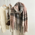 Détail de l'écharpe en mohair à carreaux rose et gris avec franges douces - Rose Gris
