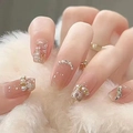 Elegante hellrosa Kunstnägel zum Aufkleben mit Perlen und Strass auf weißem Kunstfell - Z522 Perlen-Chanel-Stil