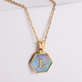 Collana esagonale dorata con inserto in conchiglia blu e ciondolo con lettera L - Stile L