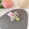 Pinza para el pelo con tulipán de tela rosa y perlas blancas sobre base de tela verde - Pinza de pelo de tulipán rosa