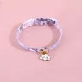 Dettaglio del collare per animali floreale lavanda con ciondolo a nuvola e campanello - S(17-33cm) / Floreale Viola - Pendente Nuvola Bianca
