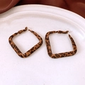 Dettaglio orecchini quadrati leopardati con trama in velluto su un piatto di ceramica - Perno in Argento Sterling 925-Leopardo Marrone-Rombo