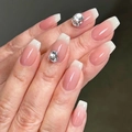 Rosa Ombré Kunstnägel mit luxuriösen Strasssteinen und weißen französischen Spitzen - Rosa Französischer Farbverlauf mit Strass (JP2373)