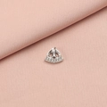 Détail macro du pendentif couronne en acier inoxydable argenté sur fond en tissu rose - Base Couronne (4#)