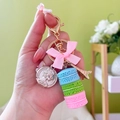 Charmanter Macaron-Dessert-Schlüsselanhänger mit rosa Schleife und Eiffelturm-Anhänger - Blau Grün Rosa Verlauf
