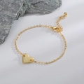 Bracelet cœur doré avec gravure lettre J, chaîne ajustable et fermoir mousqueton - Lettre J