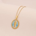 Nahaufnahme der goldfarbenen Edelstahlkette mit blauem Emaille Fisch Tarot Anhänger - Oval Blau