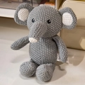 Elefante di peluche lavorato a mano all'uncinetto in grigio scuro con texture a maglia - 25cm Elefante in Piedi