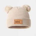 Détail d'un bonnet en tricot pour bébé avec pompons et écusson en cuir mini hiver - 1-3 Ans (48-52cm) / Kaki