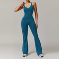 Dunkelgrüner Yoga-Einteiler mit Cut-out-Rücken, Schlaghose und weißen Paspeldetails - Tiefseeblau