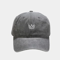 Vue détaillée de la broderie couronne blanche sur la casquette en coton délavé gris foncé - Gris