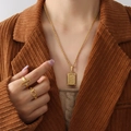 Französische Vintage-Halskette mit 18K Gold beschichtet, E-Anhänger und passende Ringe - Buchstabe E Gold