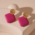Detalle de pendientes de cuero cuadrado rojo rosa con tachuelas de metal martillado - Cuadrado (130#)