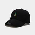 Primer plano del bordado de piña dorada en gorra de béisbol negra de algodón con visera curva - Ajustable / Negro