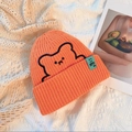 Orangefarbene Winter-Strickmütze mit Bärenstickerei und grünem Logo-Etikett - Einheitsgröße / Orange
