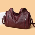 Borsa tote vintage rosso vino con texture litchi e doppie cerniere in vista a 45 gradi - Borgogna
