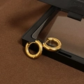 Dettaglio di orecchini a cerchio in oro 18k lucido su una scatola porta gioielli - Grande (2.0cm) / Oro