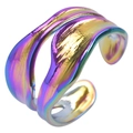 Makroansicht des zweilagigen Regenbogen-Schlangenrings mit flüssigem Metall-Verlauf - Regenbogen