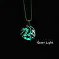 Collana con ciondolo a forma di drago luminoso con luce verde e metallo nero - Catena di Perle + Bagliore Verde