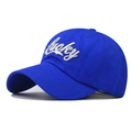 Dettaglio del berretto in cotone blu reale con ricamo lucky bianco sulla parte anteriore - Blu