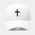 Dettaglio del ricamo a croce nera e cuciture sulla visiera del cappello in cotone - Regolabile / Bianco