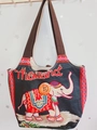 Detail der Elefantenstickerei und des Holzknopfverschlusses an der schwarzen Stofftasche - Stil 52-Schwarz Thailand Elefant