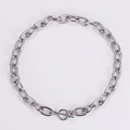 Detalle de cadena de eslabones de acero inoxidable plateado con cierre de palanca OT - Collar de Plata