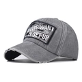 Dettaglio del cappello da baseball in cotone grigio lavato con patch ricamata retrò - Regolabile / Grigio