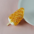 Realistisches Eis am Stiel als Kühlschrankmagnet, weiß mit gelbem Topping-Dekor - Ohne Magnet / Gelb