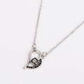 Dettaglio macro della collana cuore in argento con pietre nere su uno sfondo bianco - Argento [Zirconia Nero]